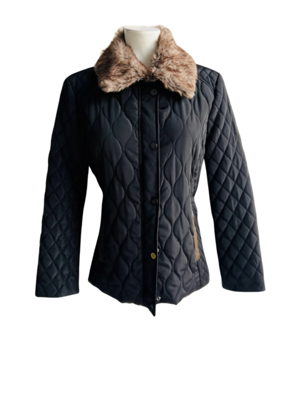 Chaqueta con cuello de piel sintética