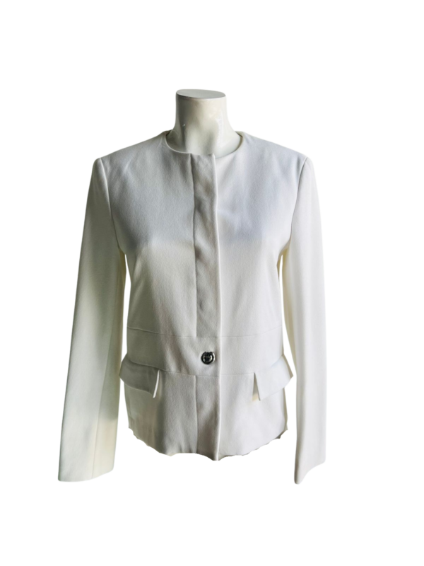 Chaqueta de silueta limpia y acabado contemporáneo
