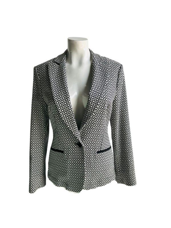 Chaqueta con patrón geométrico y elegante
