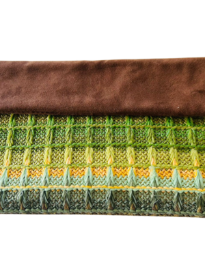 Cartera con bordado frontal
