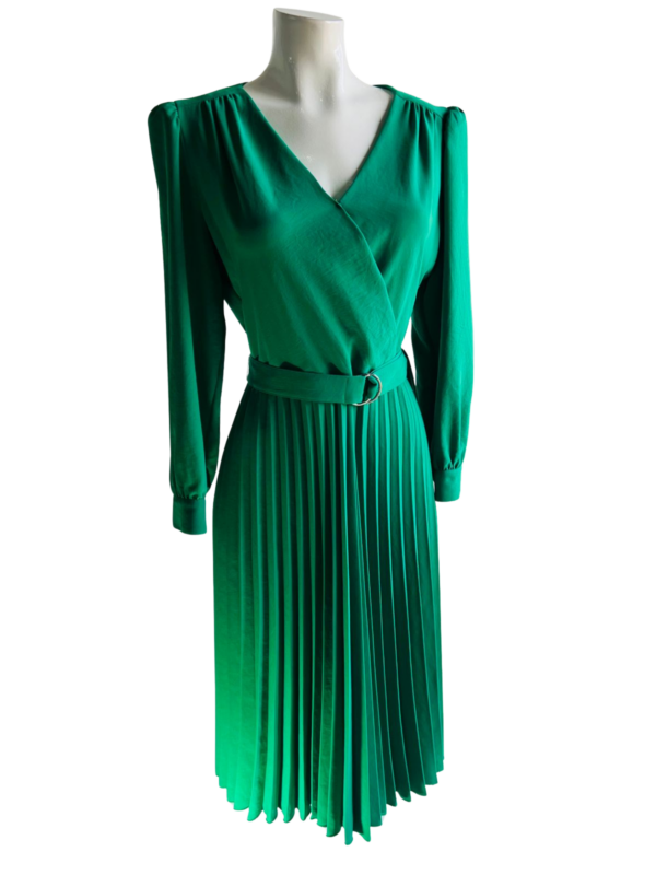 Vestido con falda plisada y encanto eterno