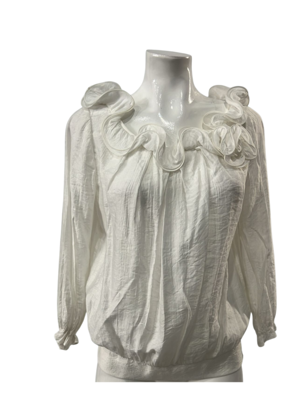 Blusa con encanto suave y cuello de movimiento