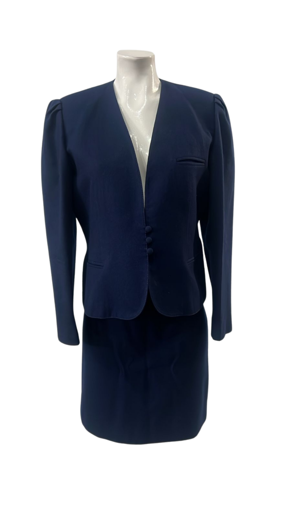 Traje clásico con encanto femenino