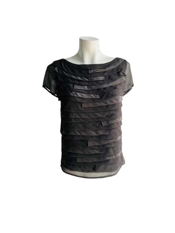 Blusa con transparencia y vuelos