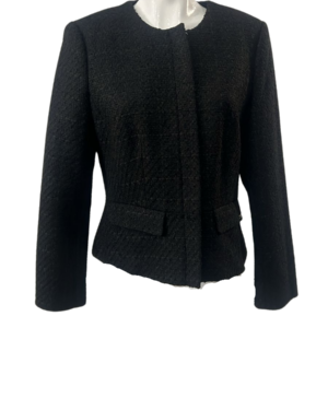 Chaqueta formal con cierre y elegancia atemporal