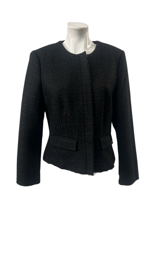 Chaqueta formal con cierre y elegancia atemporal