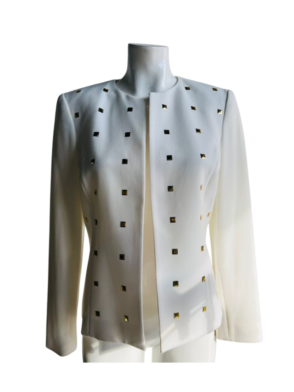 Chaqueta formal con carácter femenino