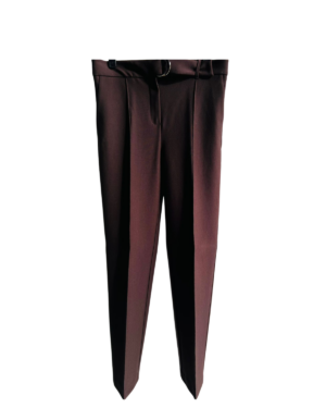 Pantalón con elegancia estructurada.