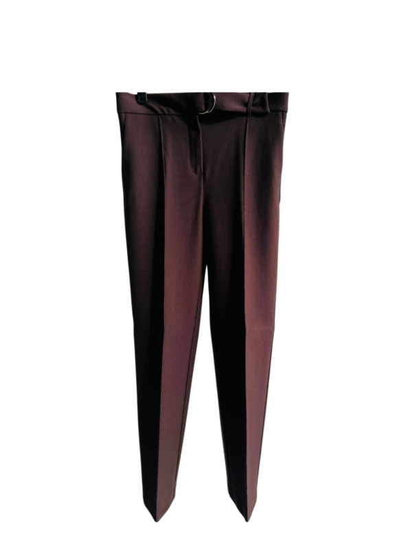 Pantalón con elegancia estructurada.