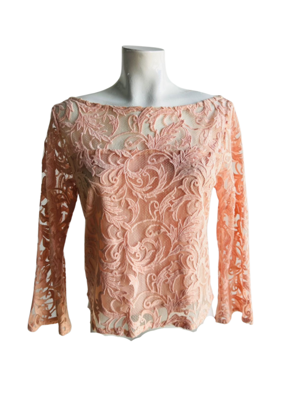 Blusa silueta corta y encanto romántico