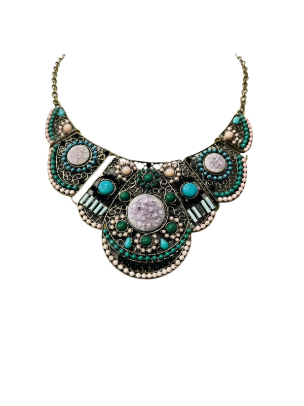 Collar con armonía y estilo que atrae.