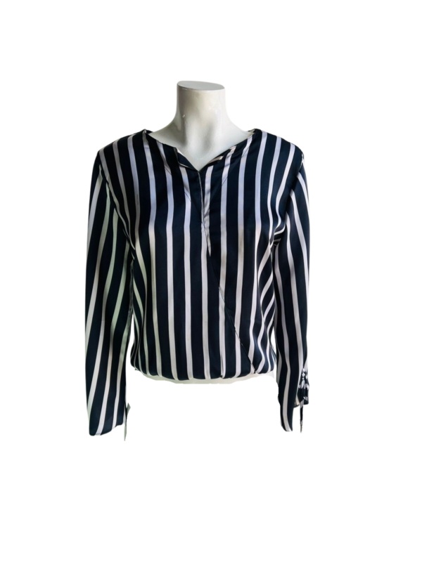 Blusa con cintura marcada y manga adaptable