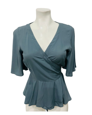 Blusa que envuelve elegancia con encanto