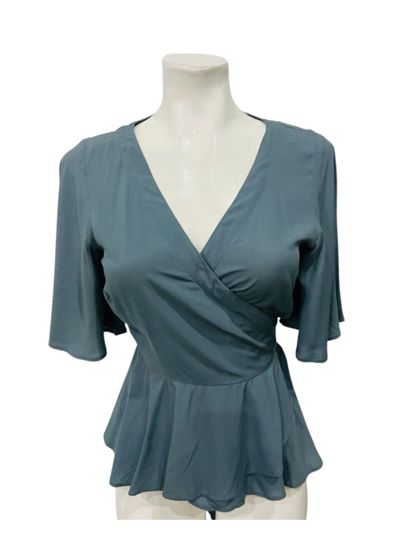 Blusa que envuelve elegancia con encanto