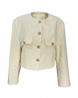 Chaqueta corta con textura delicada y detalles que destacan