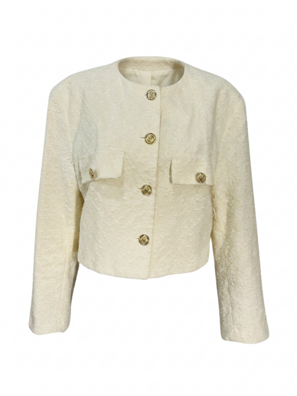 Chaqueta corta con textura delicada y detalles que destacan
