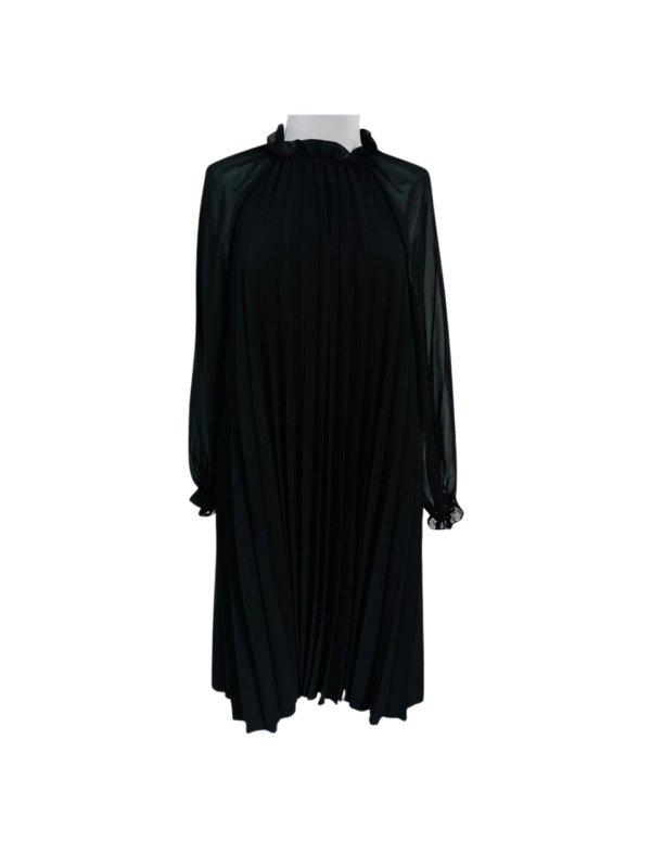 Vestido de estructura plisada y elegancia refinada