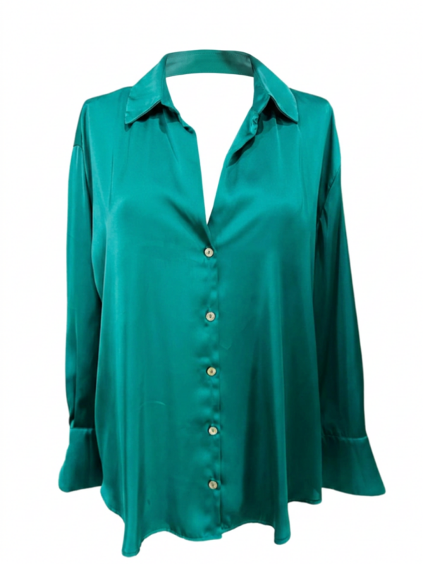 Blusa clásica en satín suave y luminoso