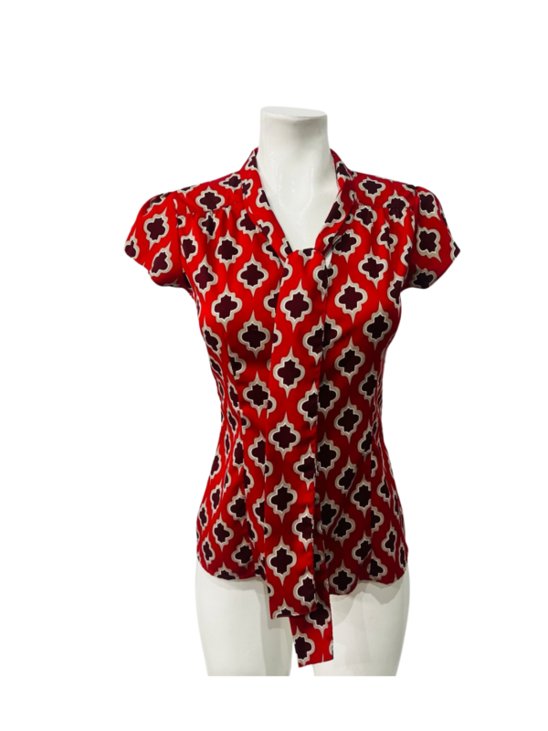 Blusa de estampado uniforme en tono apasionado