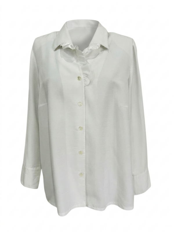 Blusa formal de aire romántico y femenino
