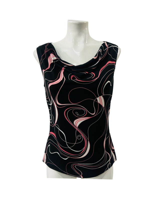 Blusa estampada con creatividad y cuello único