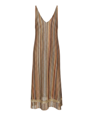 Vestido de silueta relajada y brillo suave con armonía en cada detalle