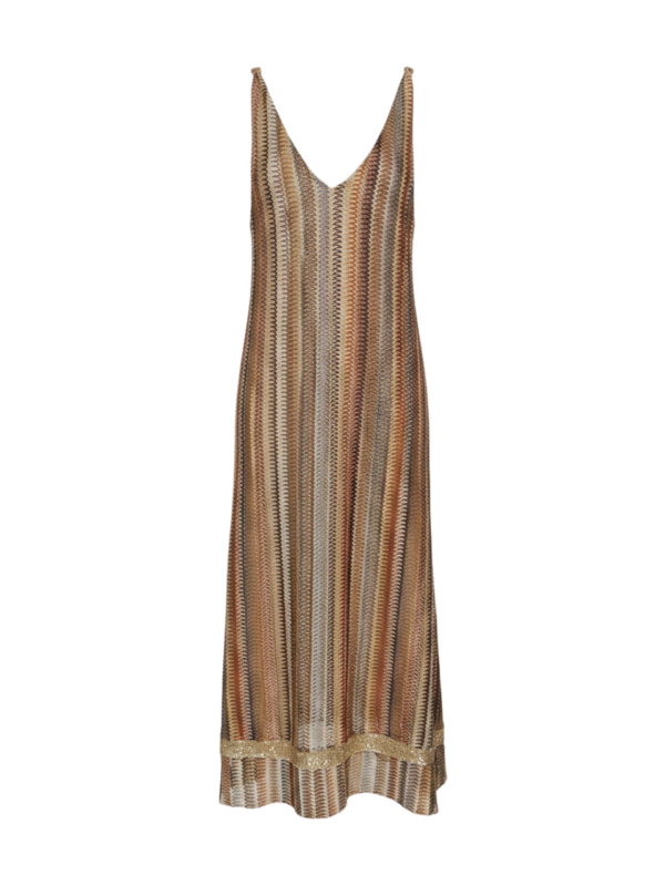 Vestido de silueta relajada y brillo suave con armonía en cada detalle