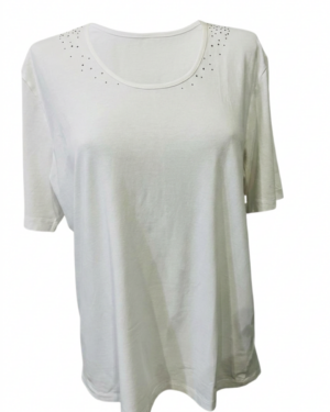 Blusa con detalles brillantes que iluminan el look