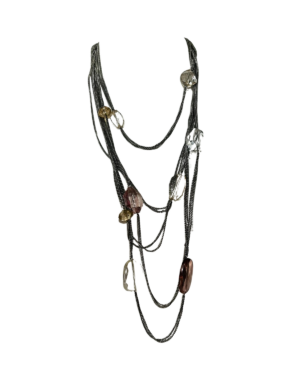 Collar largo con cristales en capas que reflejan luz y encanto