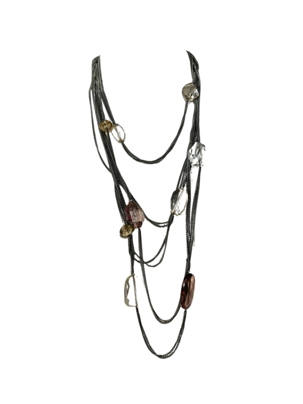 Collar largo con cristales en capas que reflejan luz y encanto