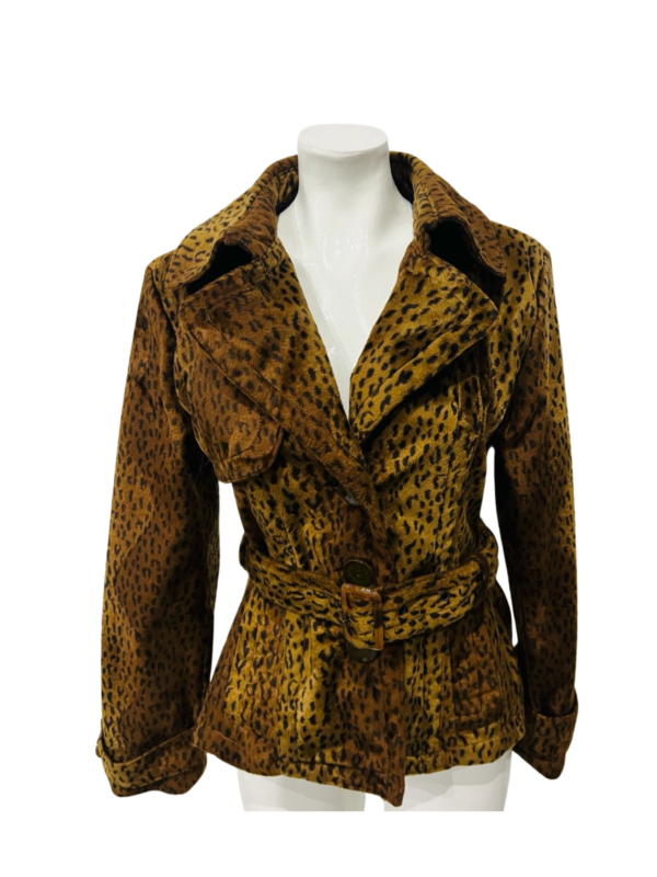 Chaqueta de diseño único tipo abrigo, elegante y con fuerte personalidad