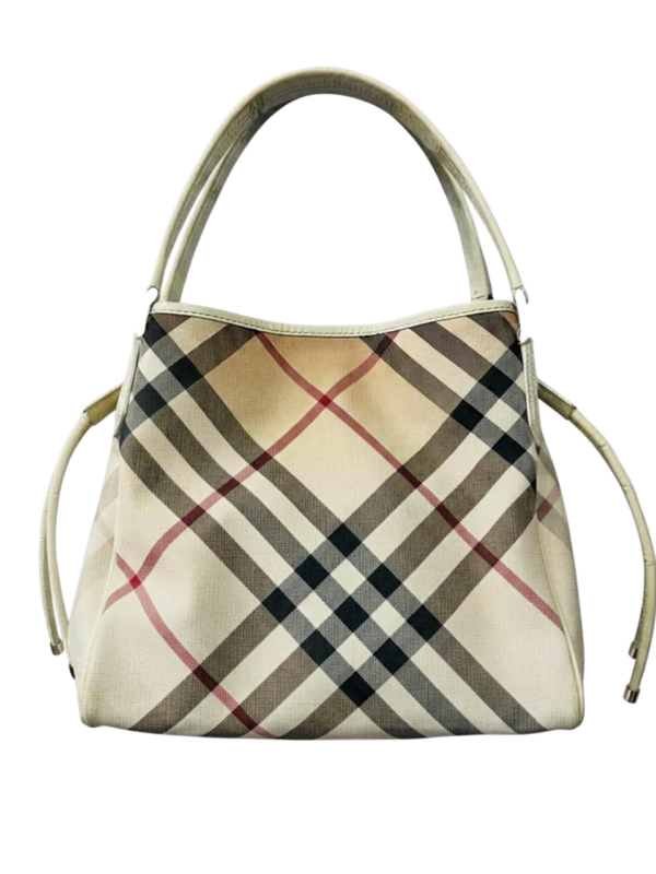Cartera sofisticada de acabados delicados