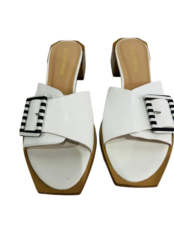 Sandalias de confort suave con pequeño tacón que favorece la silueta