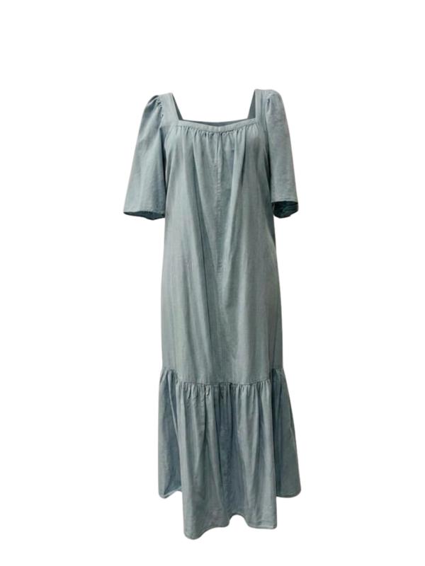 Vestido romántico, elegante y con un gran olan lleno de movimiento