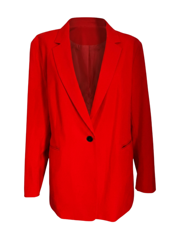 Chaqueta de presencia fuerte que enamora con su estilo