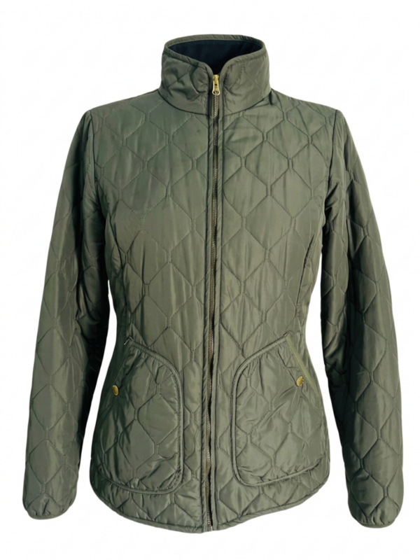 Chaqueta abrigada que estiliza con sutileza