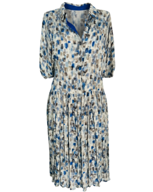 Vestido de falda semiplisada, cómodo y elegante.