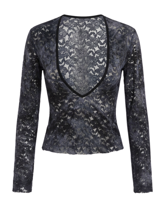 Blusa con matices que combina delicadeza y sensualidad