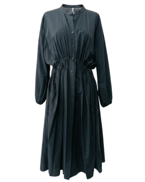 Vestido tipo camisa, elegancia ligera y pliegues que susurran estilo