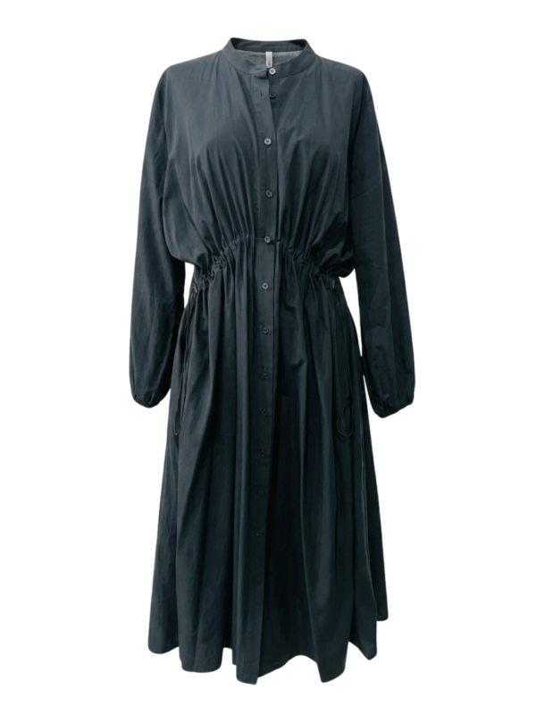 Vestido tipo camisa, elegancia ligera y pliegues que susurran estilo