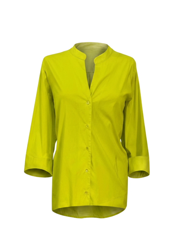 Blusa estructurada de estilo limpio y elegante