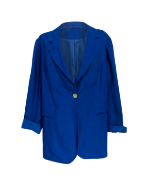 Chaqueta con elegancia renovada y color vibrante.