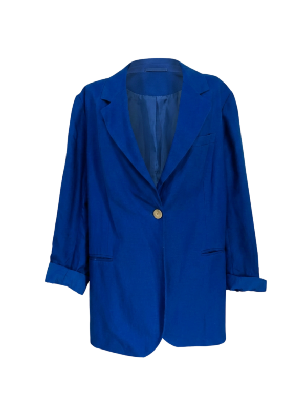 Chaqueta con elegancia renovada y color vibrante.