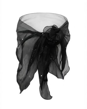 Estola con perlas que susurran elegancia.