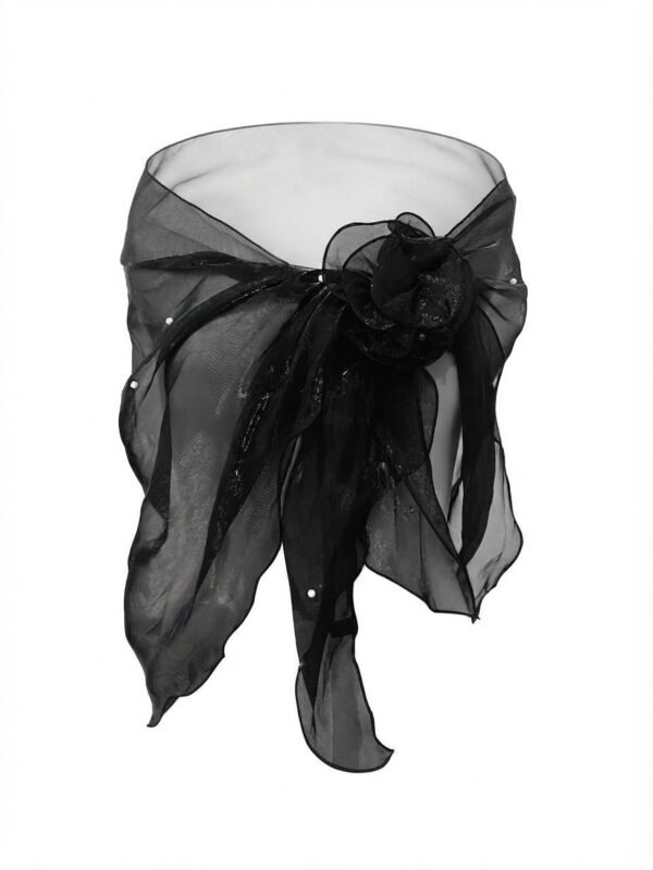 Estola con perlas que susurran elegancia.