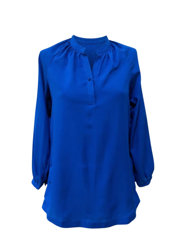 Blusa larga, suelta y vibrante.