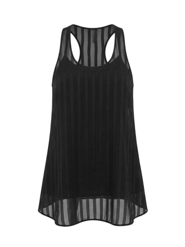 Blusa con coqueteo ytransparencias delicadas.